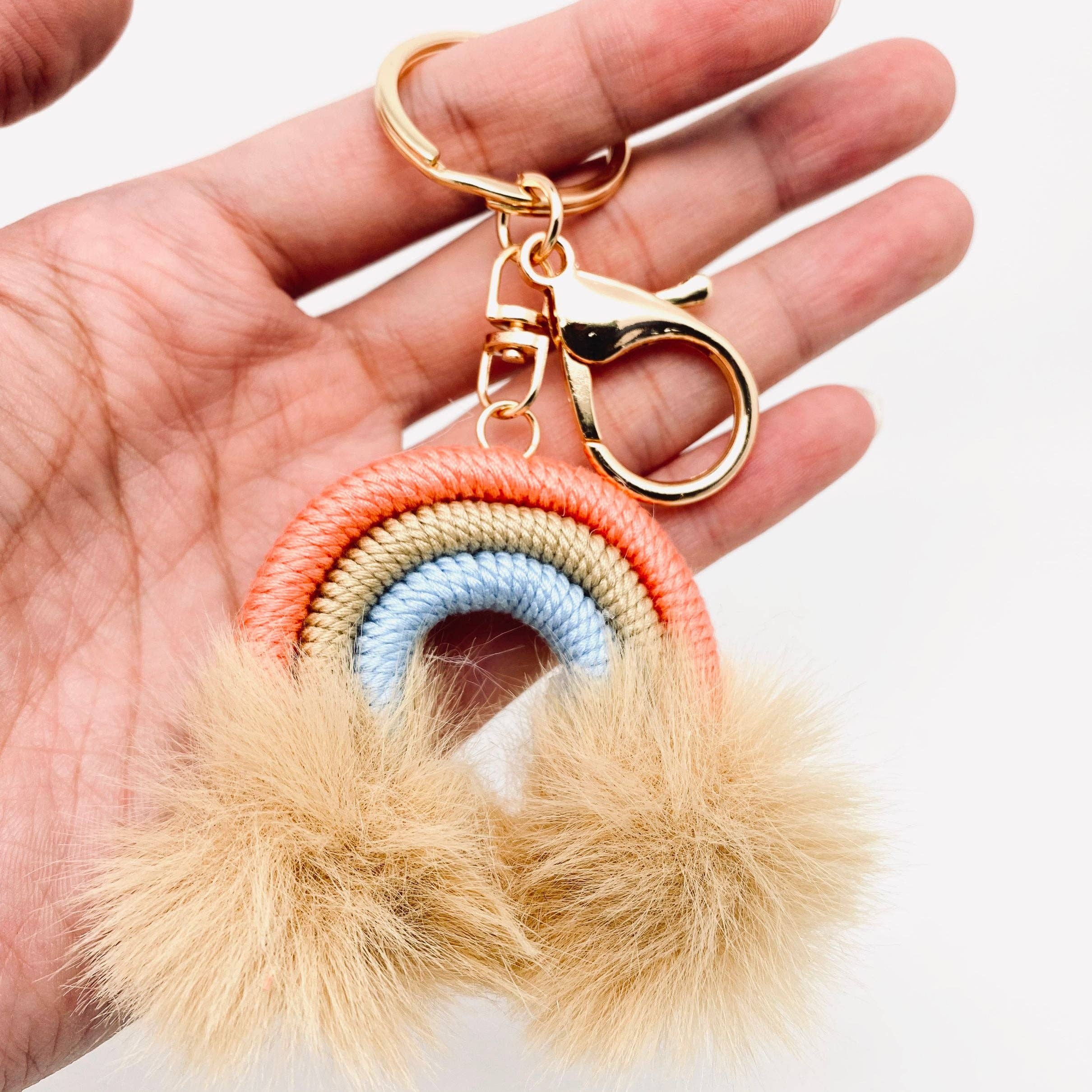 Mio Queena - Wholesale Sleutelhanger - Dames - Pluchen bol sleutelhanger met regenbooghanger, handgeweven tasornament0