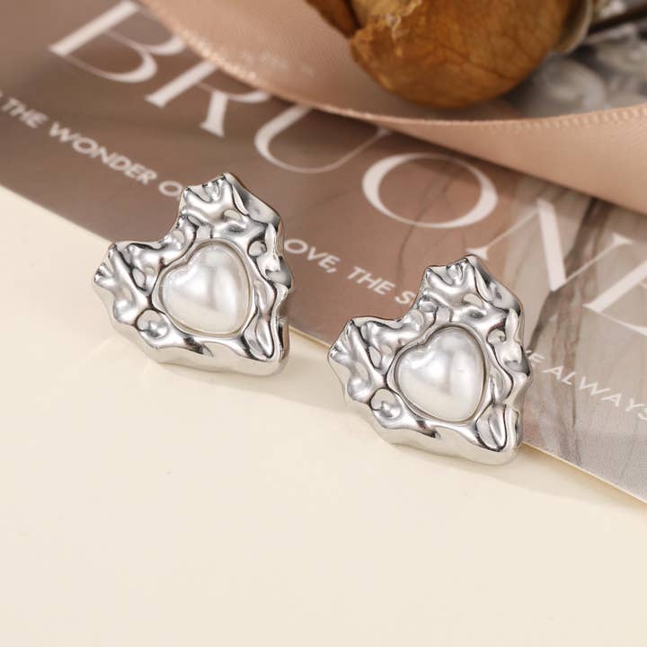 Heart stud earrings with pearls - Faustine for wholesale by Lovelika