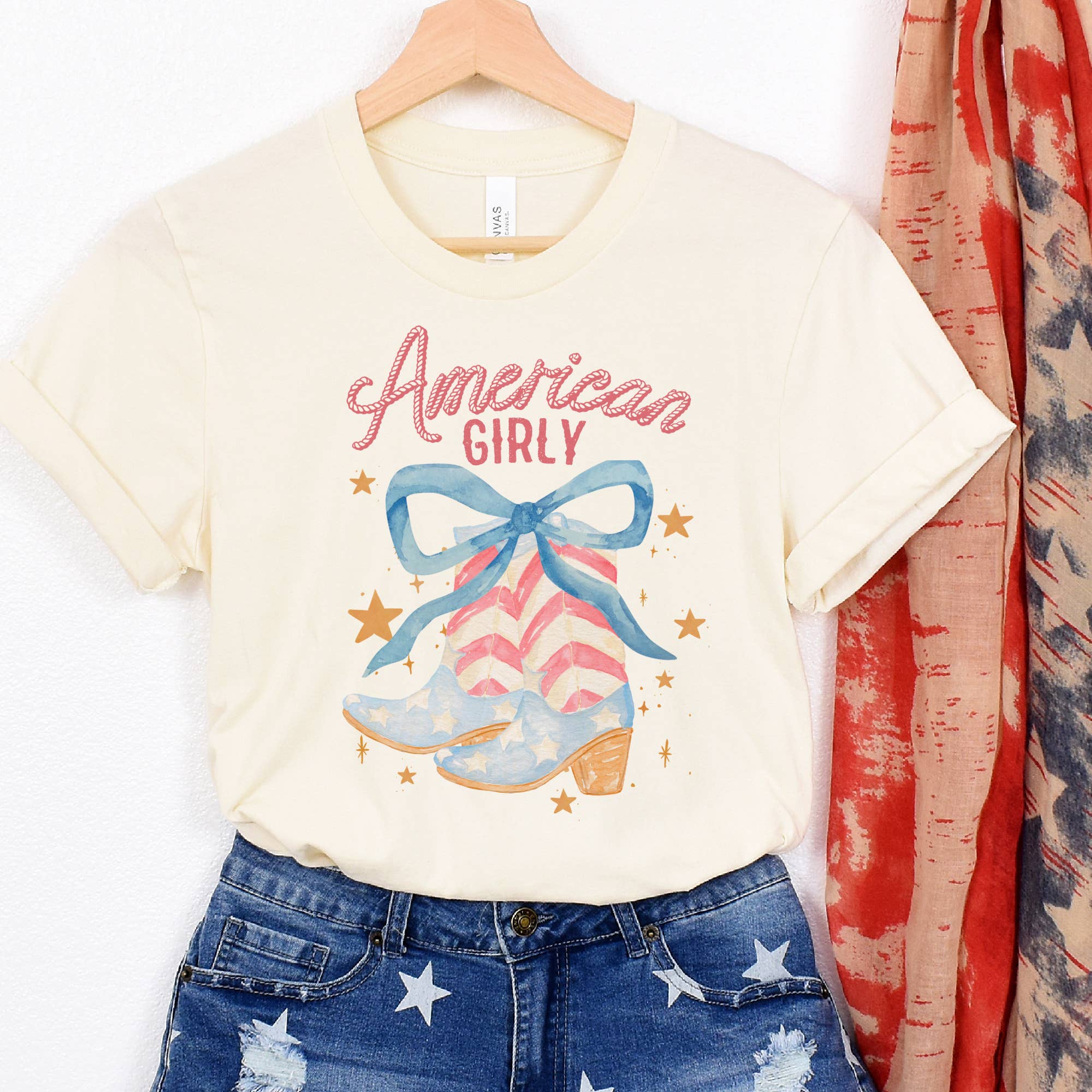 Par.tees by Party On! – T-shirt estampada - Mulher por atacado – Camiseta Gráfica Americana de Menina Ocidental 4 de Julho 4 EUA com Botas1