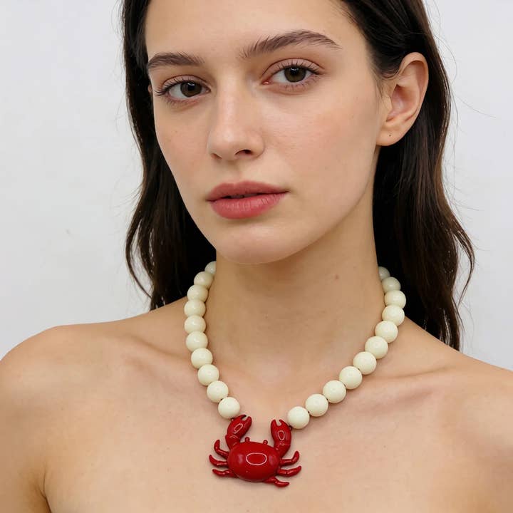Elfenbensfärgad pärlhalsband med röd krabhänge för wholesale av IngrossoZagatto by INCI SRL