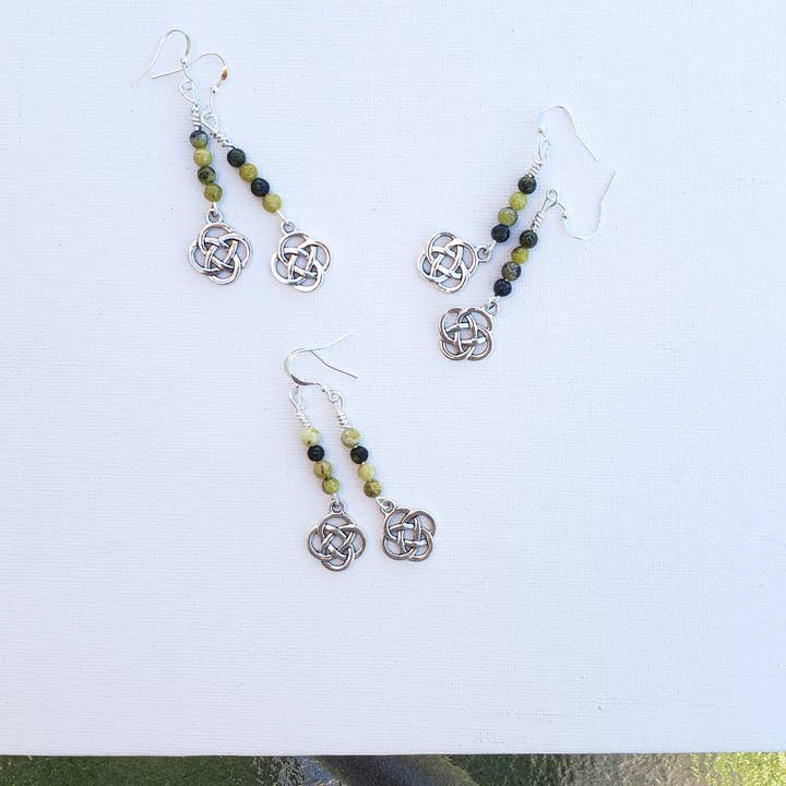 Boucles d'oreilles nœud celtique irlandais en pierre verte pour la vente par The Raven's Edge