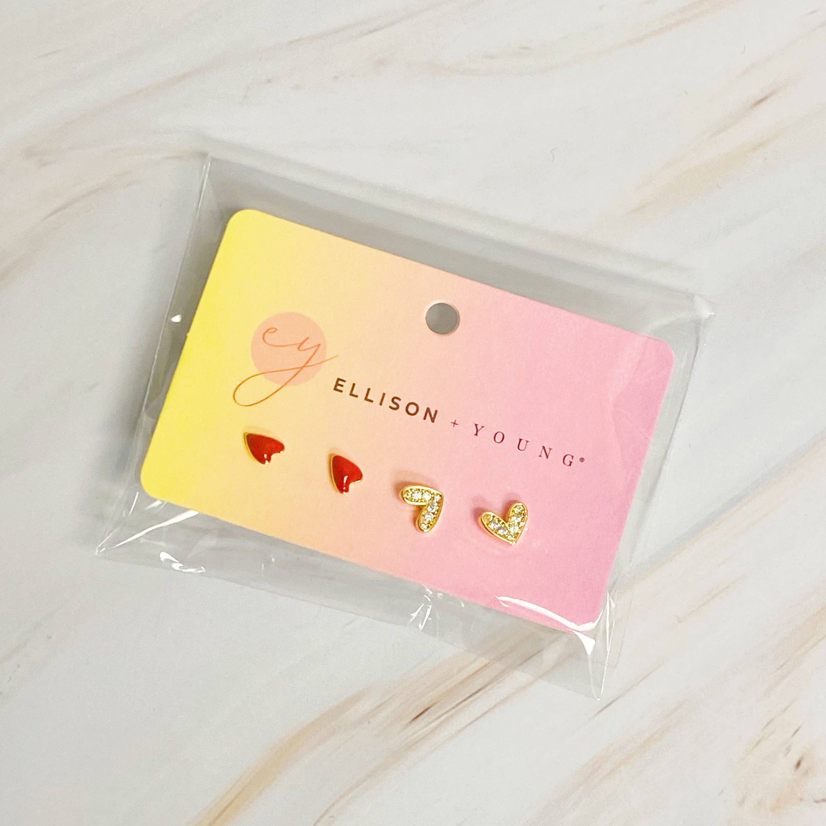 Ellison+Young – Großhandel Ohrstecker – Ohrring mit rotem Herz, 2er-Set2