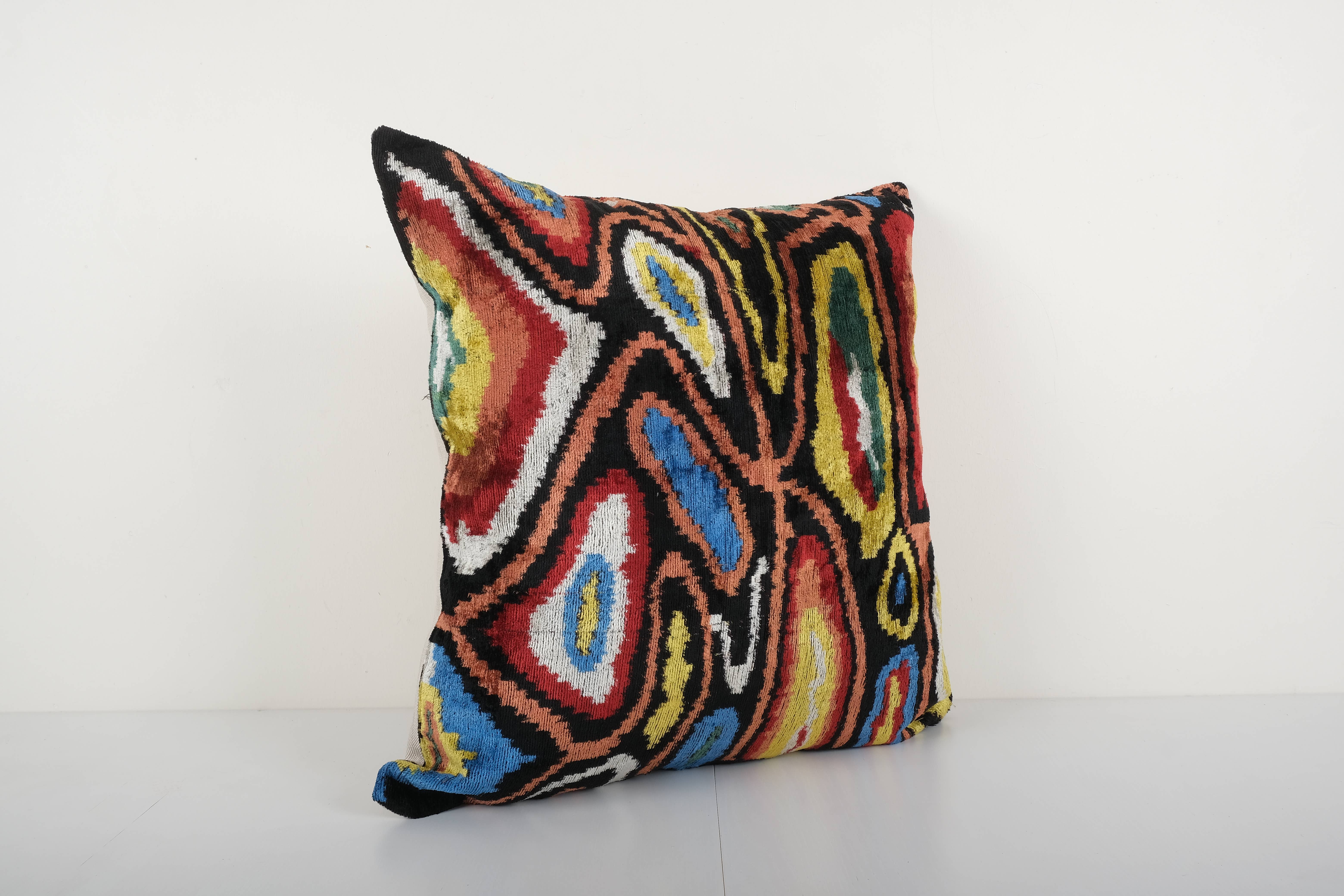 Vintage Pillows Store – Engroshandel Pyntepude – Firkantet farverigt design ikat fløjl pude - sort etnisk2