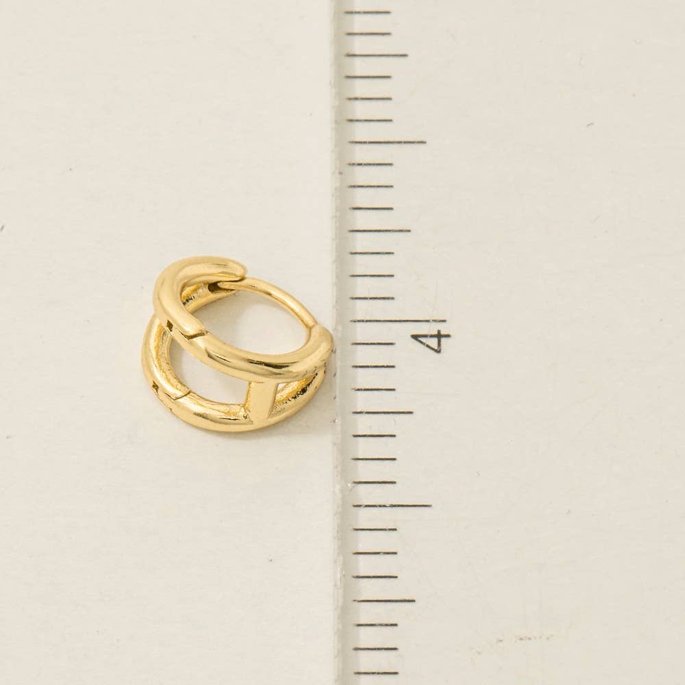 Fame Accessories – wholesale Hoop-örhängen – Guldpläterade miniörhängen med initialbokstav2