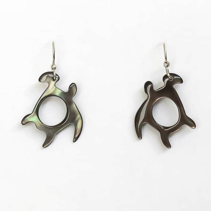 Orecchini con tartaruga intagliata per la vendita all'ingrosso da parte di Leighton Lam Designs