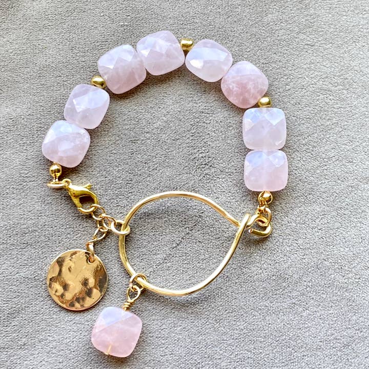 Bracciale elasticizzato in quarzo rosa con connettore martellato in oro per la vendita all'ingrosso da parte di Marble Designs Jewelry