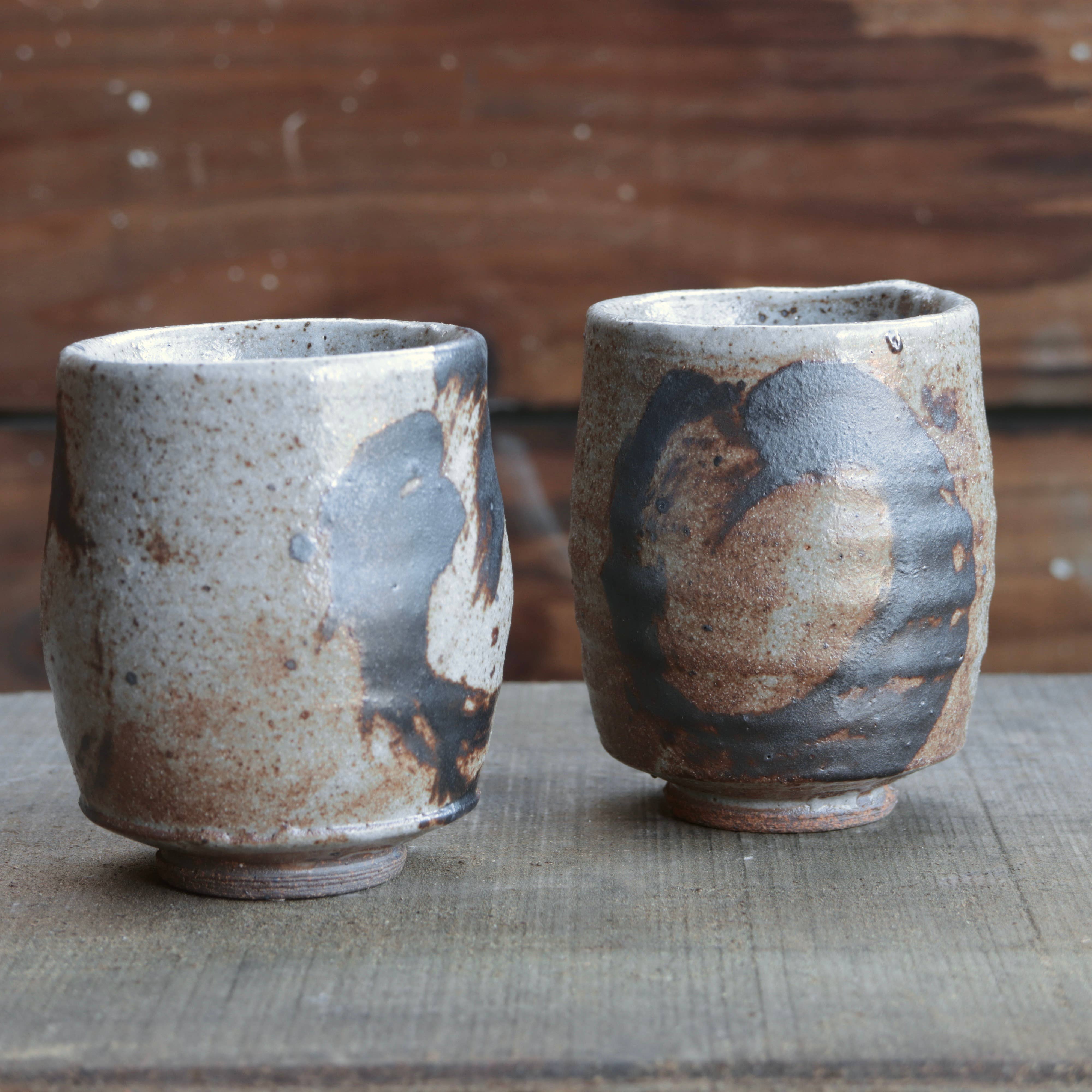 Matt Fishman Pottery - Venta al por mayor Taza - Yunomi de Arcilla Silvestre con Vidriado de Granito y Decoración de Hierro8