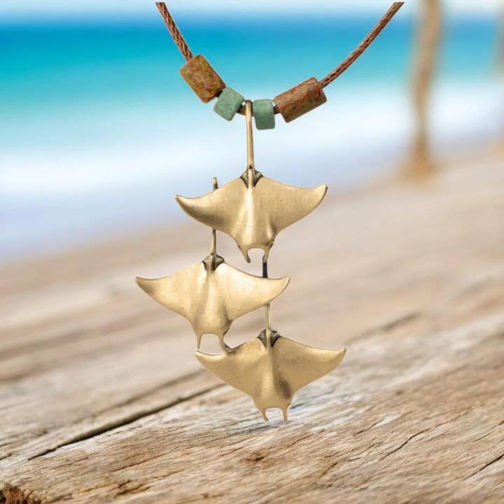 Tredobbelt Manta Rays Halskæde – Shoreline Kollektion – Bronze for engroshandel hos Big Blue by Roland St John