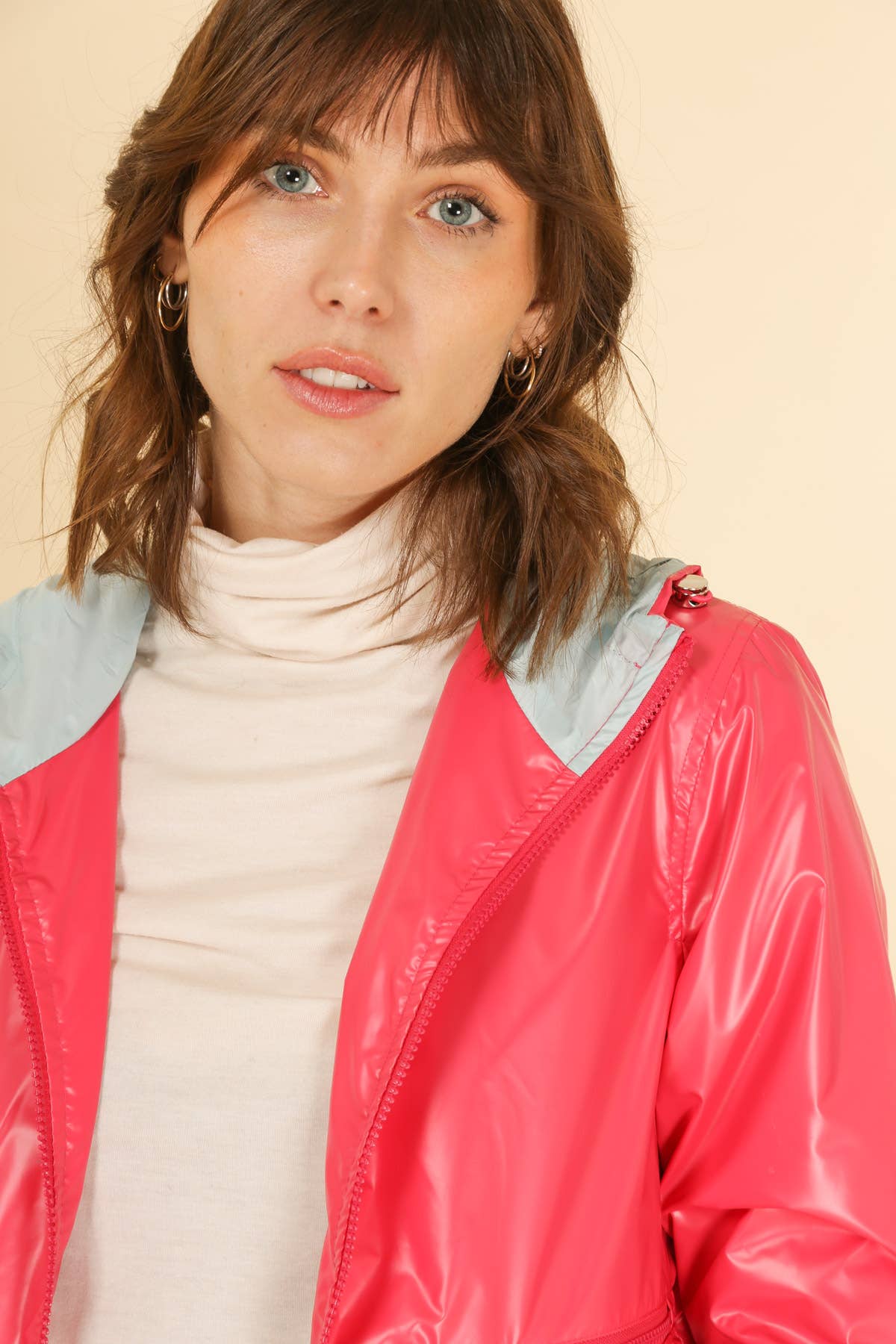 Attrait Paris – Engroshandel Vindjakke - Dame – Kort metallisk vindjakke med hætte og integreret skygge15