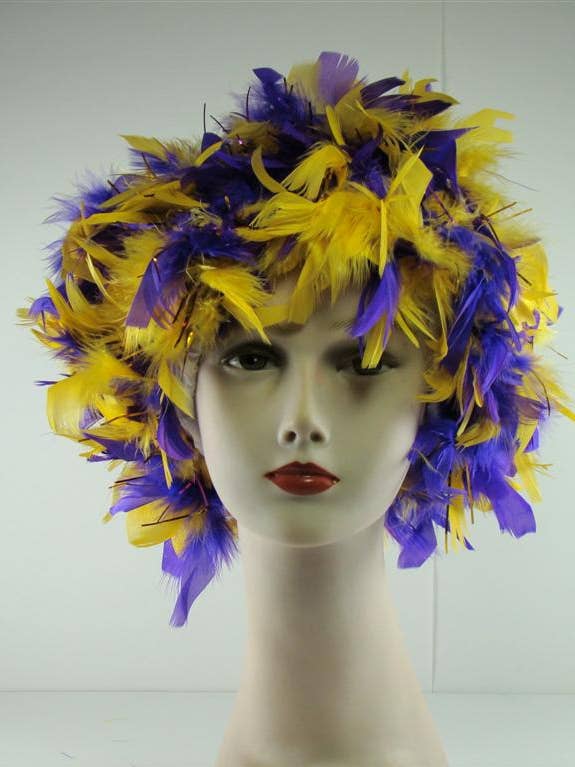 Perruque en plumes multicolores pour la vente par Mardi Gras Creations