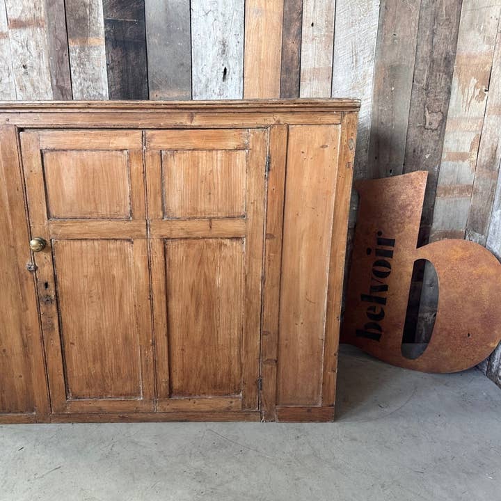 Antiker Hauswirtschaftsschrank aus Kiefernholz aus dem 19. Jahrhundert für den Großhandel von belvoir