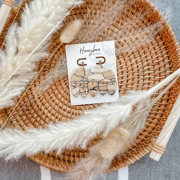 Nackter und schwarzer Marmor | Handgefertigte Ohrringe aus Polymerton für den Großhandel von Honeybea Creations WI