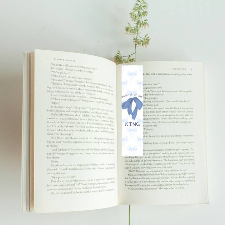 Fille du Roi avec Nœud Bleu Clair – Marque-page Chrétien pour la vente par 726 Market