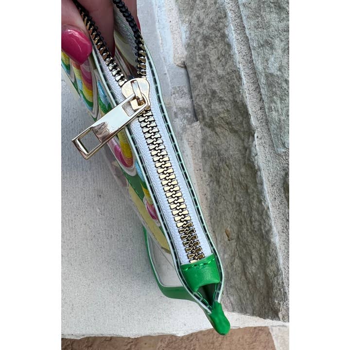 Dilworth Road – Großhandel Beutel – Damen – SNACKS Kunstledertasche mit Reißverschluss und Chenille-Buchstaben-Patch3