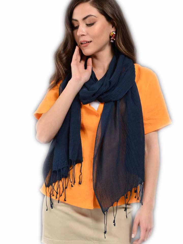 Écharpe bleu marine en coton pour la vente par Dosimira