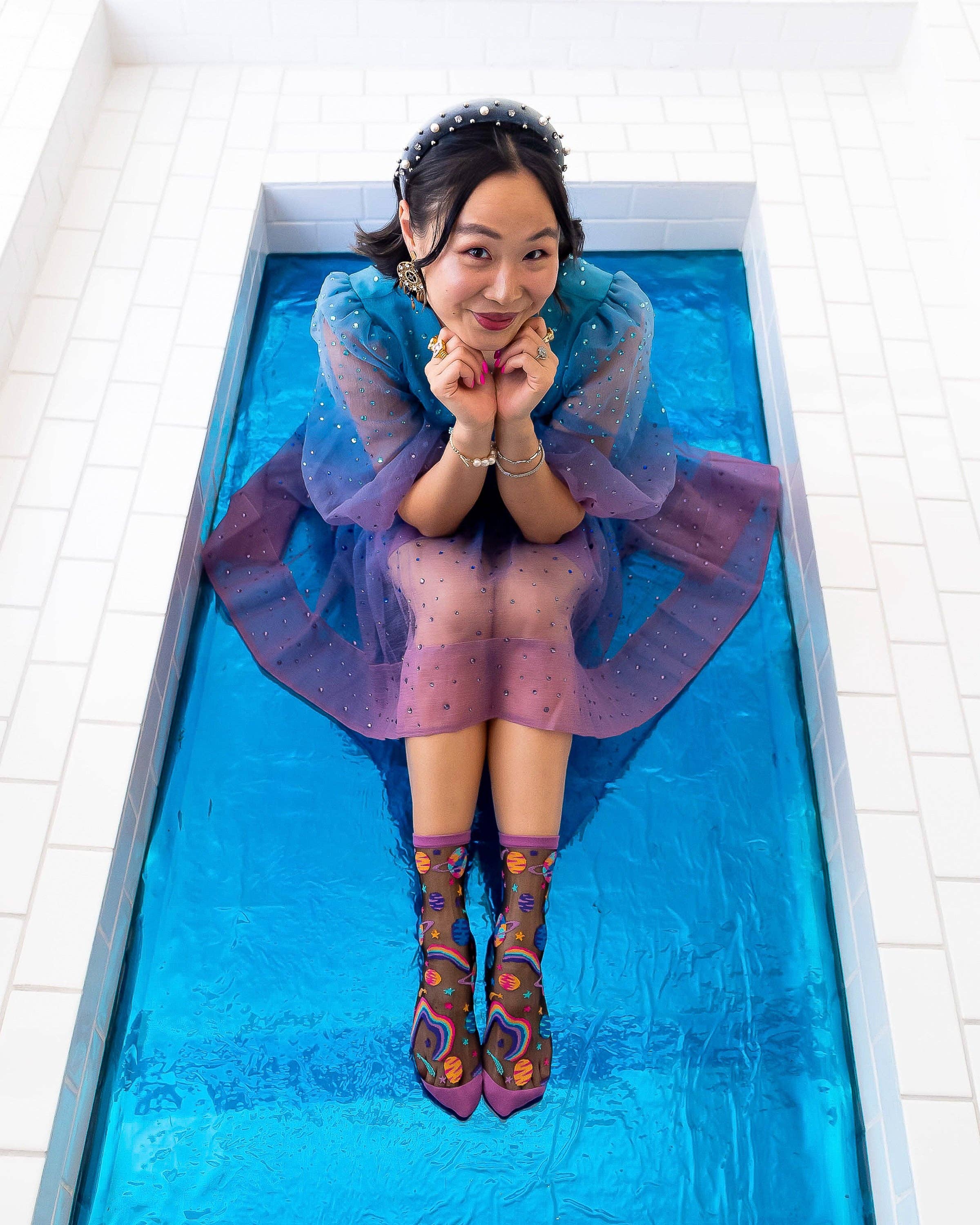 Sock Candy – Großhandel Socken – Damen – Sheersocken mit Pop-Art-Planetenmuster in Schwarz3