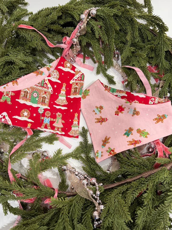 Bandana Casa di Pan di Zenzero Rossa per la vendita all'ingrosso da parte di The Pet Scout Shop