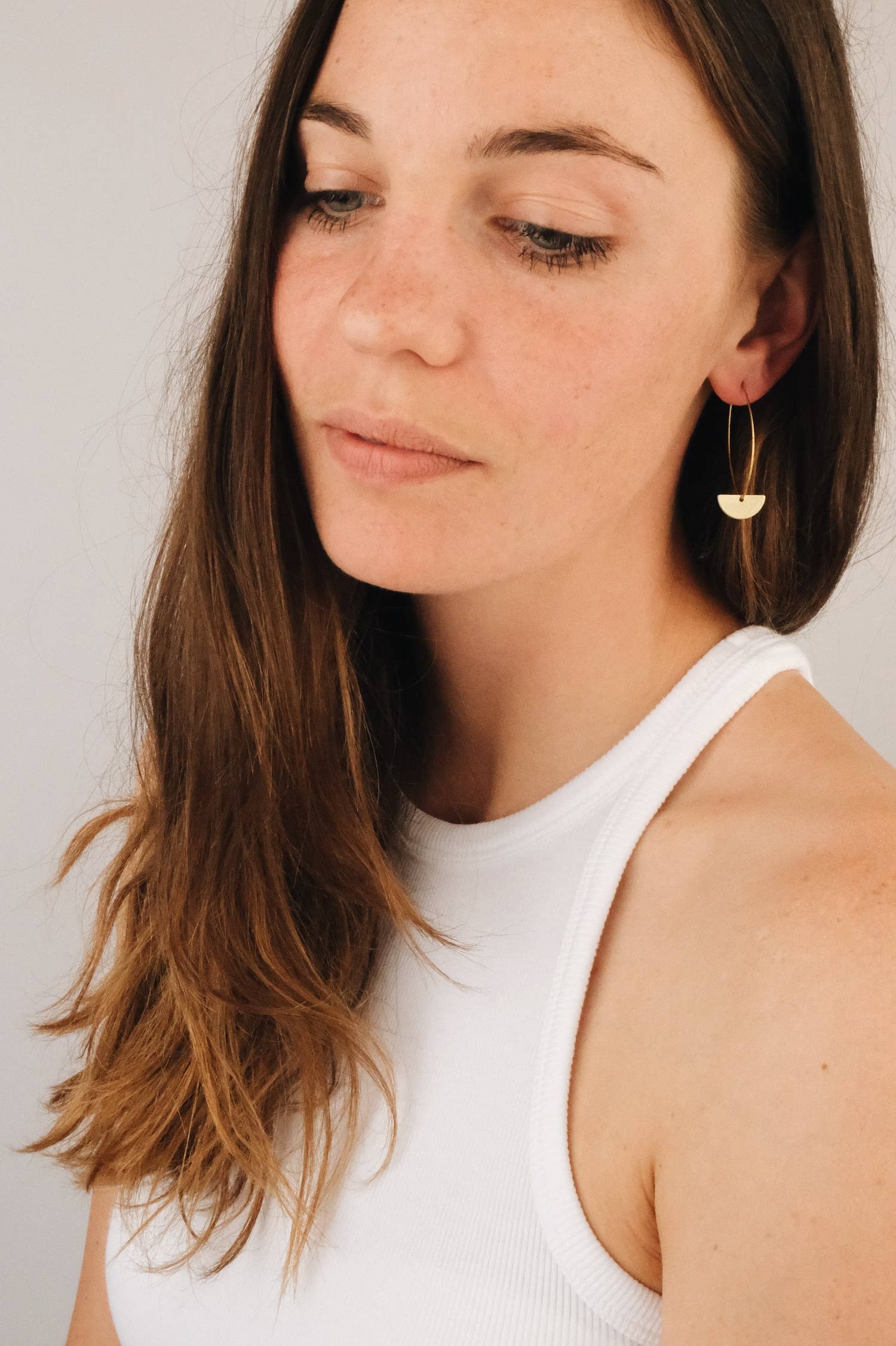 BRASSCAKE Jewelry – Engroshandel Hængeøreringe og creoløreringe – Halvcirkel lange creoler i guld - bæredygtigt messing smykke2