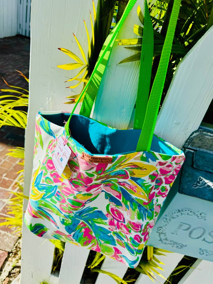 Sac fourre-tout résistant à l'eau Holy Pineapples pour la vente par Ashli Tillett Designs