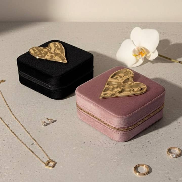 Velvet Heart - Reissieradendoos van fluweel met speld voor wholesale door DUESTELLE ITALIA