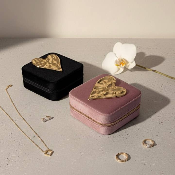 Velvet Heart - Velvet travel jewelry box with brooch for wholesale by DUESTELLE ITALIA