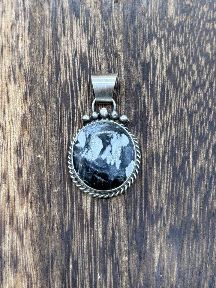 Indiansk Navajo håndlavet sterling sølv hvid bøffel vedhæng gammelt look for engroshandel hos Native City Jewelry