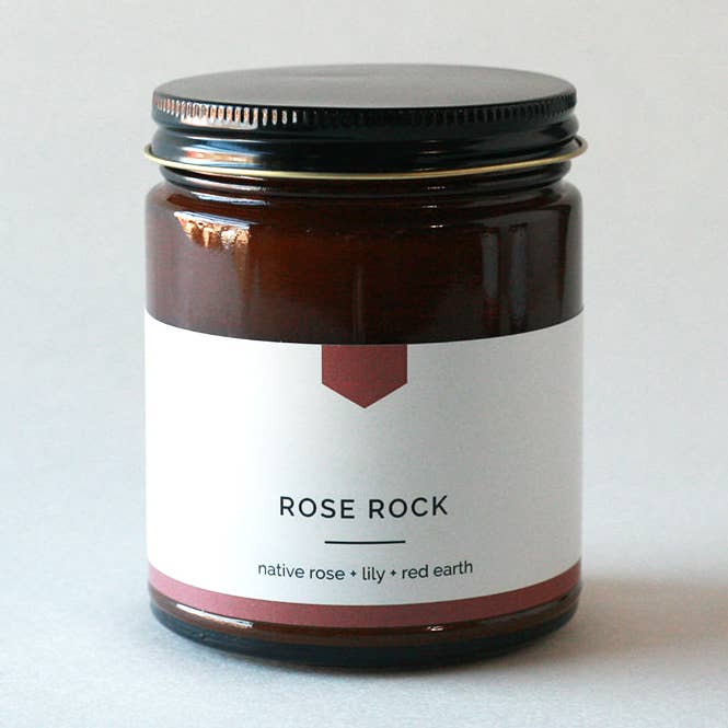 Candela di soia in barattolo ambrato ROSE ROCK – Floreale + Terroso, Versata a mano (9 oz) per la vendita all'ingrosso da parte di Vacant Wheel