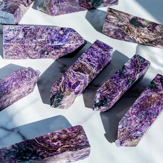 Maggie M. - Vente Pierre et cristal de spiritualité - Tour Charoïte2