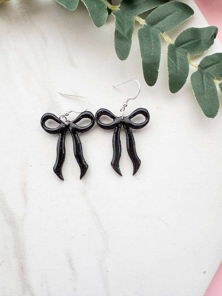 Klassiska rosettörhängen: Svart polymerlera för wholesale av Mountain Made Clay - Handmade Polymer Clay Earrings