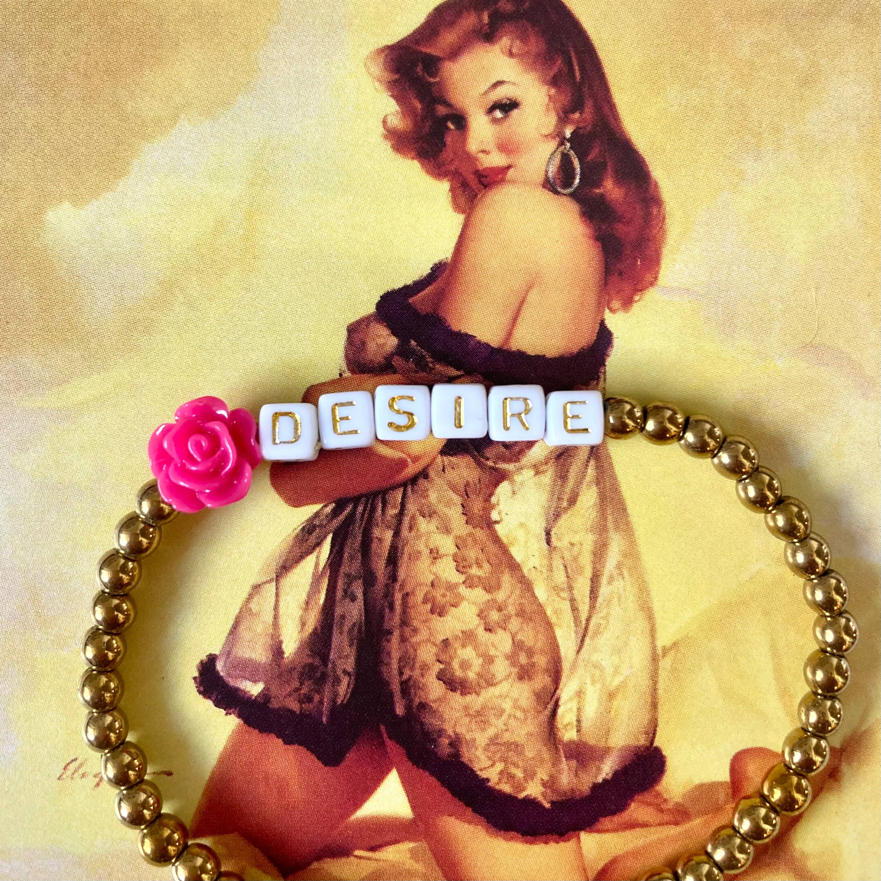 HERZallerliebste…von anderer ART - Vente Bracelet de perles - Bracelet en perles dorées 'DESIRE' avec fleur rose1