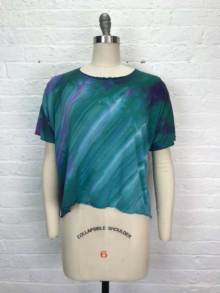 Juni kortærmet petite top i helbredende flouritstave for engroshandel hos Cloud Candy Clothing