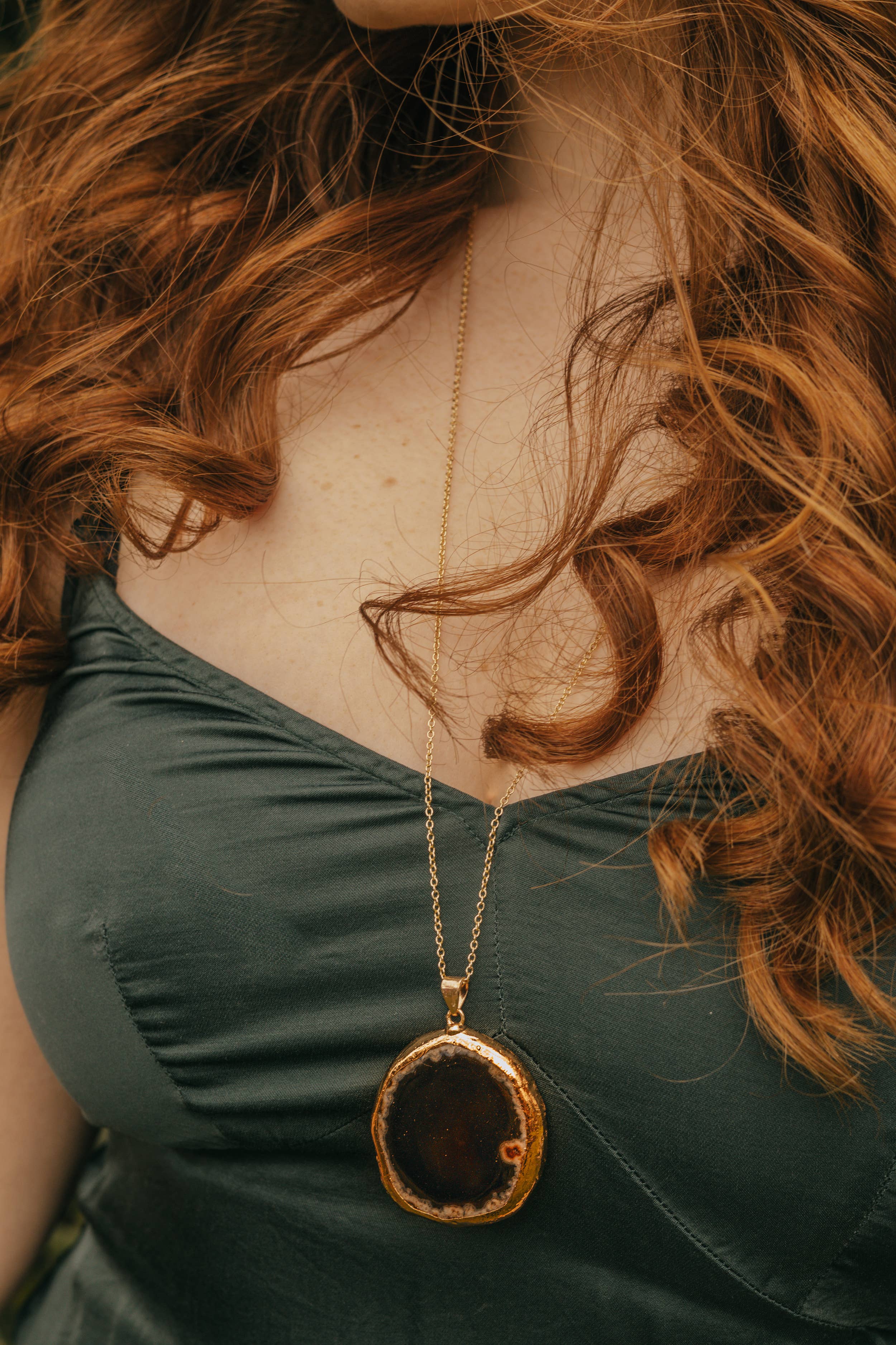 Xander Kostroma - Vente Colliers à pendentif - Collier sautoir en agate noire avec bordures dorées1