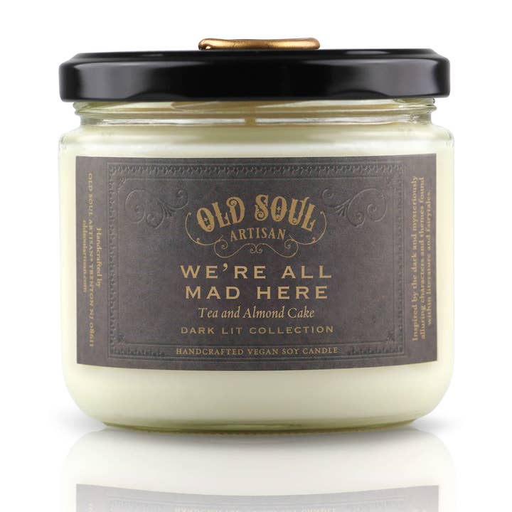 Vela de soja de 12 oz « We're All Mad Here » inspirada en la literatura para venta al por mayor de Old Soul Artisan
