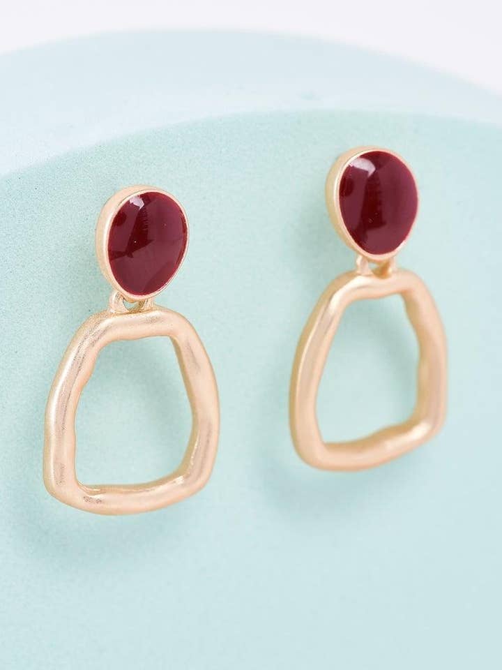 Tropfenohrringe aus mattem Gold und rotem Stein für den Großhandel von Tasha Apparel Wholesale
