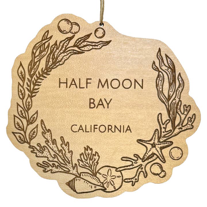 Ornement en bois de Half Moon Bay côtier avec texte personnalisable pour la vente par Art by Sharell