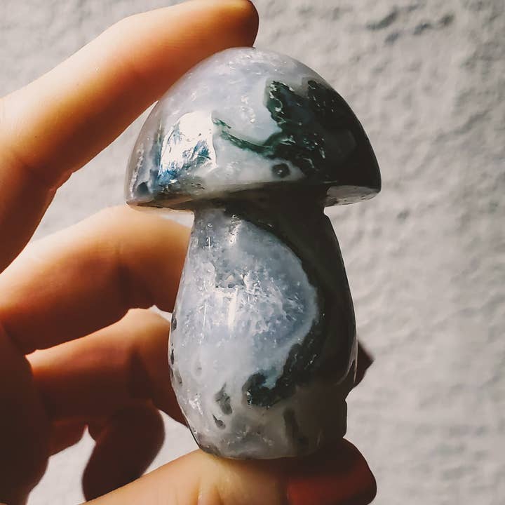 Champignon sculpté en agate de mousse blanche et verte pour la vente par Copper Bug Jewelry