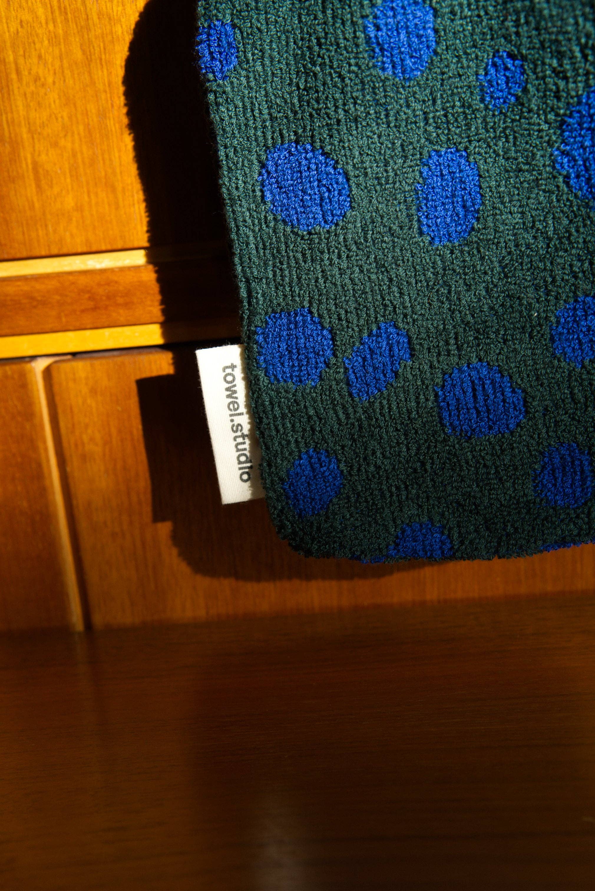 towel.studio - Wholesale Hot/Cold Compress - Pebbles Hot Water Bottle | Grapevine | Large (2 Liter)3