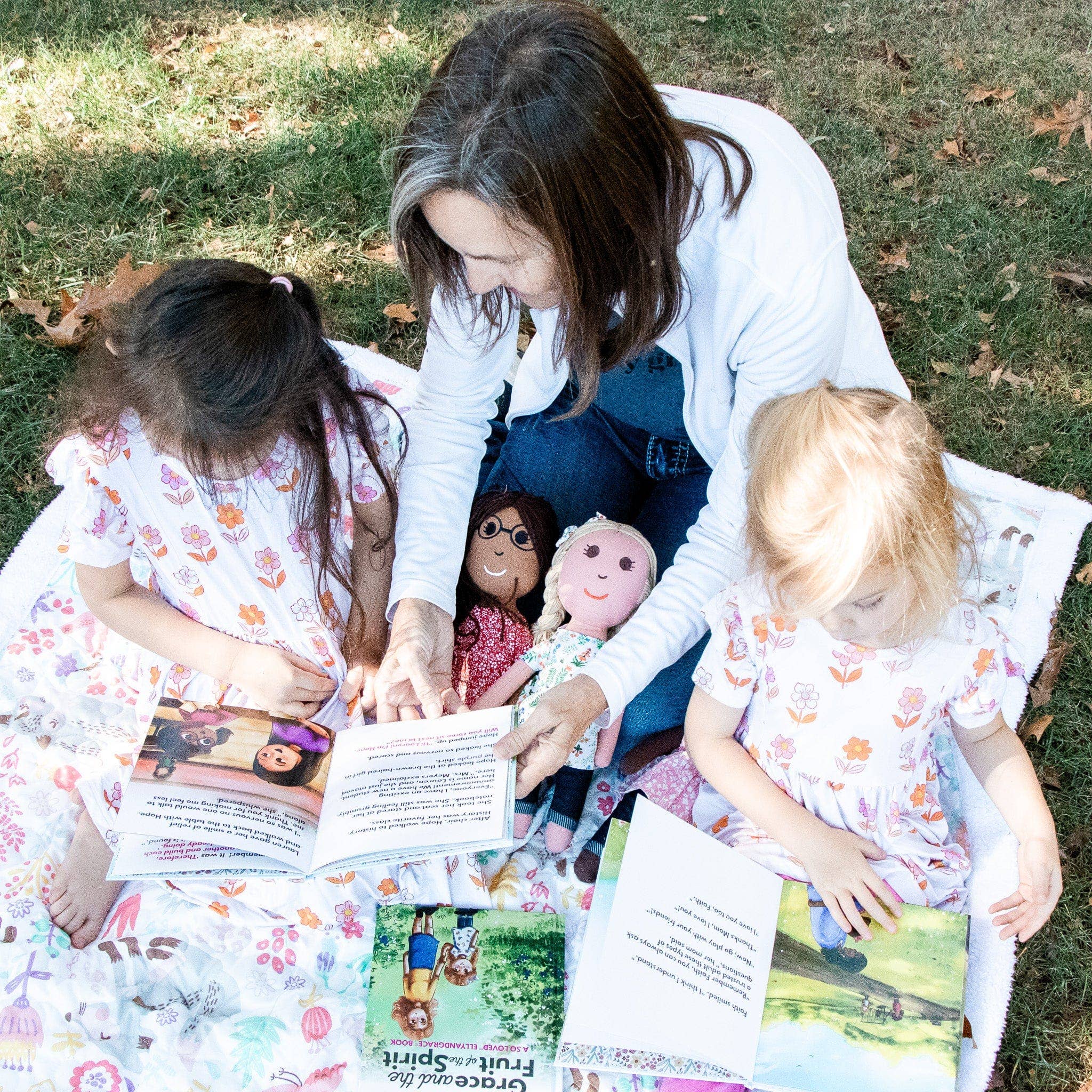 EllyandGrace - Venta al por mayor Muñeca - Niños - Juego de muñecas de lino y libro cristiano «Hope & the Grumbles»17