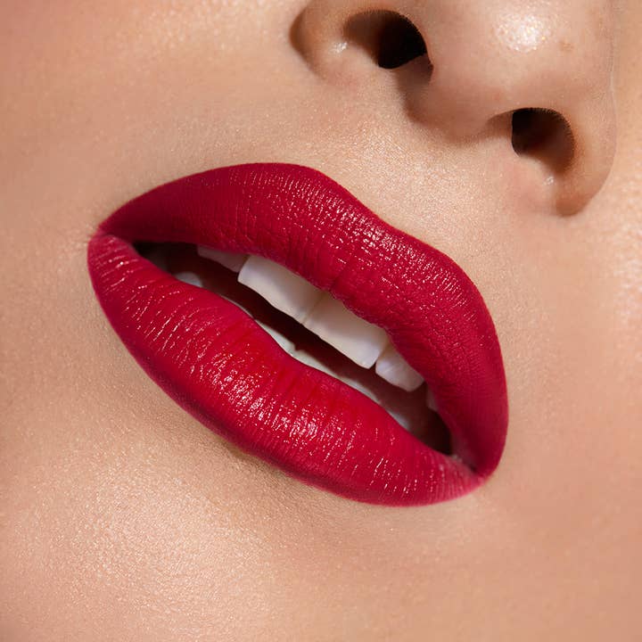 Besame Cosmetics Inc - Vendita all'ingrosso Rossetti - American Beauty - 1945 rossetto color bacche con finitura satinata2