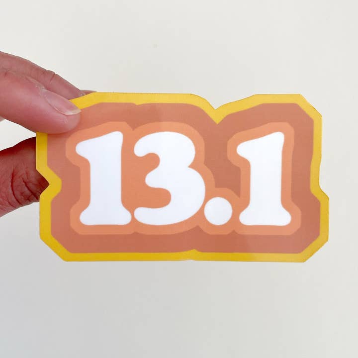 Media maratón 13.1 para corredores (opciones de talla disponibles) /Water R para venta al por mayor de Saguaro Creative Co.