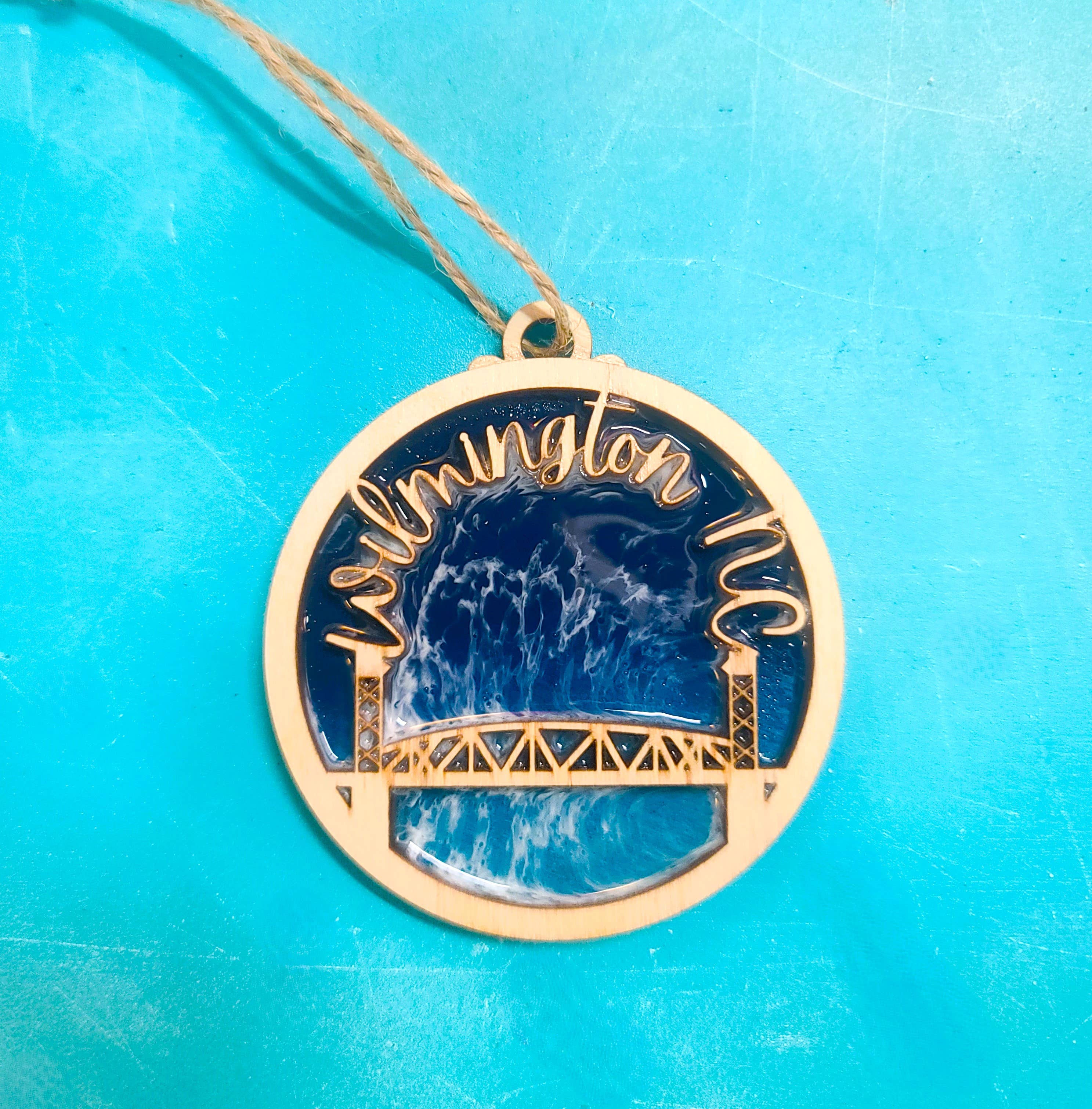 JEMS of the Sea - Vente Objets de décoration - Ornement de Noël Wilmington, NC - Résine et bois faits à la main1