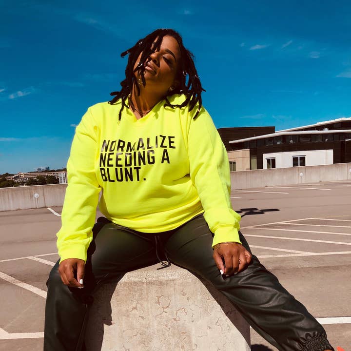 Sweat-shirt vert de sécurité unisexe Normalize Needing a Blunt pour la vente par Remedy Rich