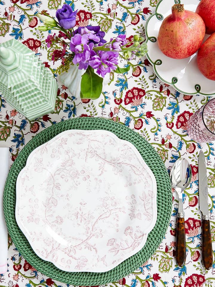 Ensemble de 4 dessous d'assiette en rotin vert Round & Round pour la vente par Madame Smart Ltd