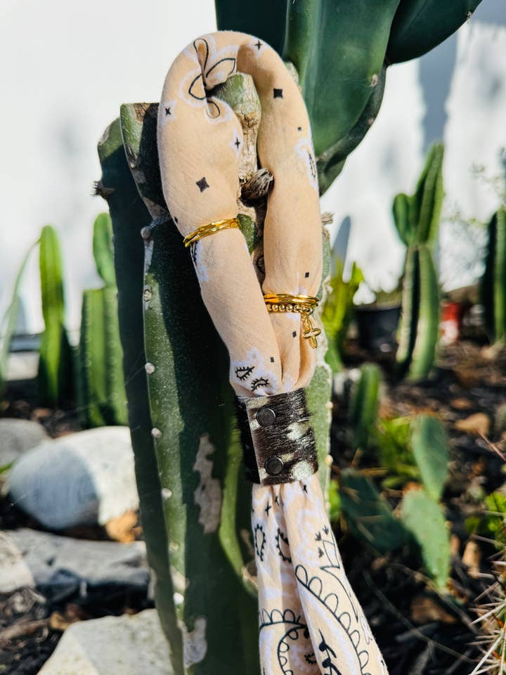 Blandet metallisk koskind bandana slides for engroshandel hos Boots Are My Roots