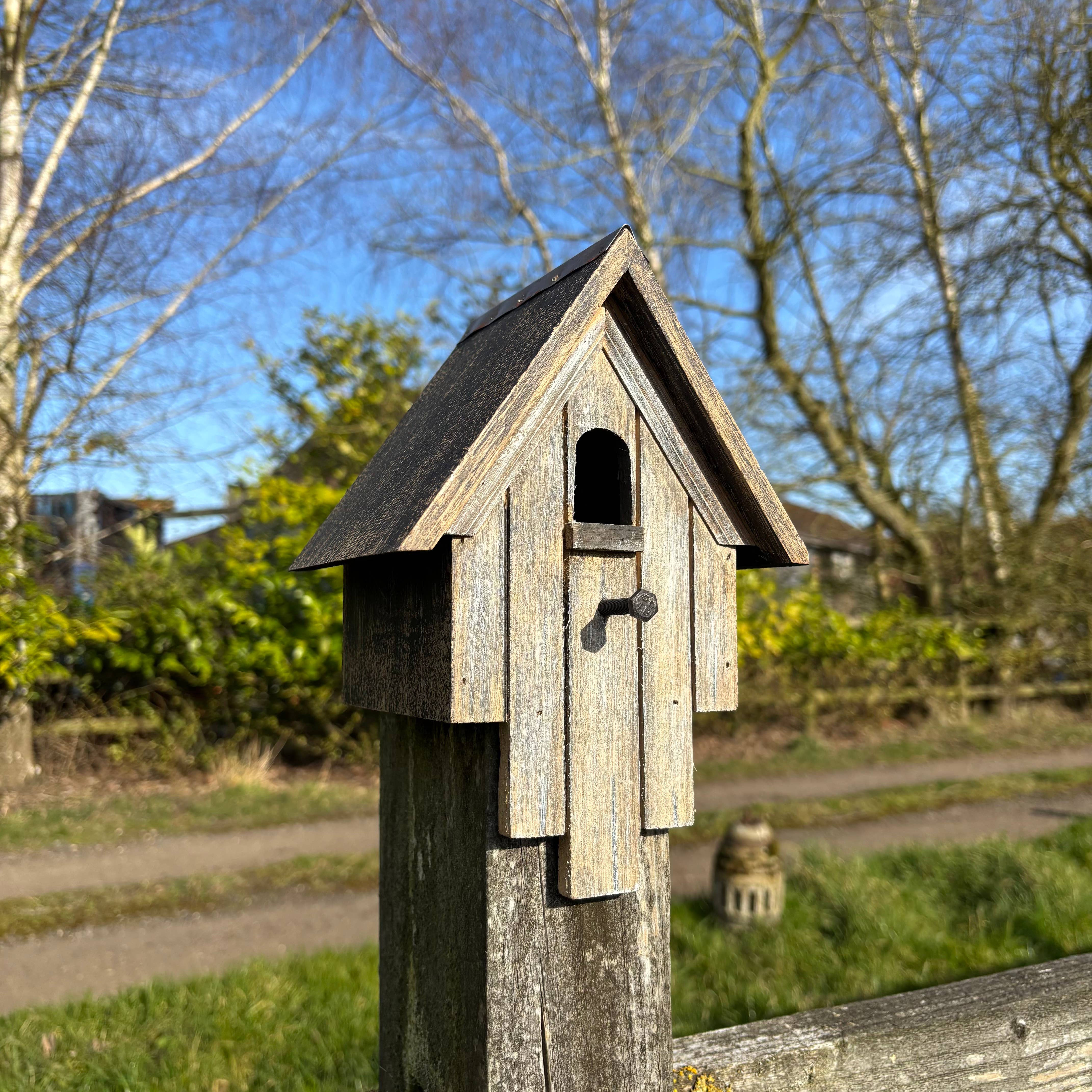 Originals International Ltd - Vendita all'ingrosso Casette per uccelli - Casetta per uccelli in legno dipinto stile vittoriano rustico7