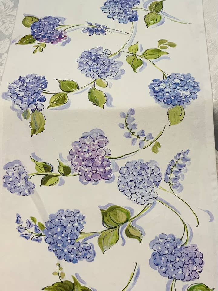 New! Mixed Hydrangeas table runners designs by Frederique for wholesale by Designs by Frederique