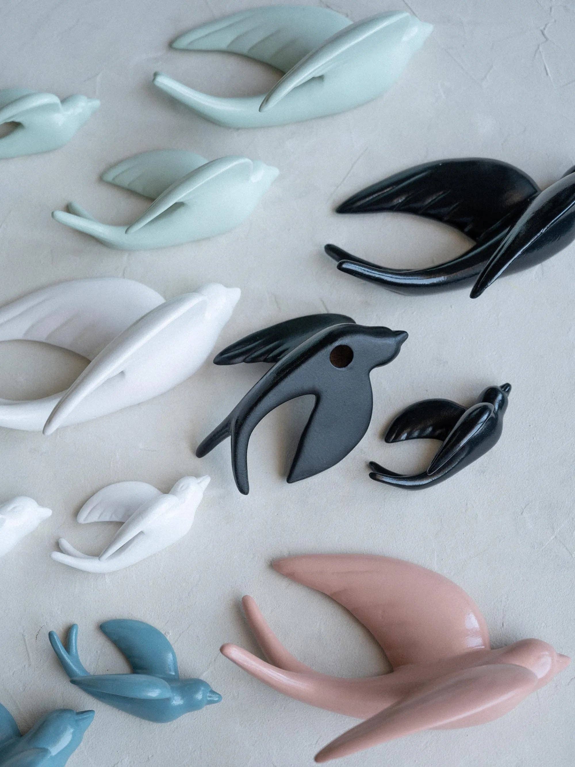 CerAmor Cerâmica – Großhandel 3D-Wandkunst – Satz von 3 bemalten Seitenschwalben2