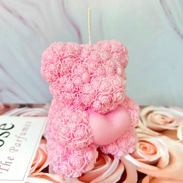 Velarosa LLC - Vendita all'ingrosso Candele a colonna - Candela Teddy Bear with Roses - Candela decorativa in cera di soia