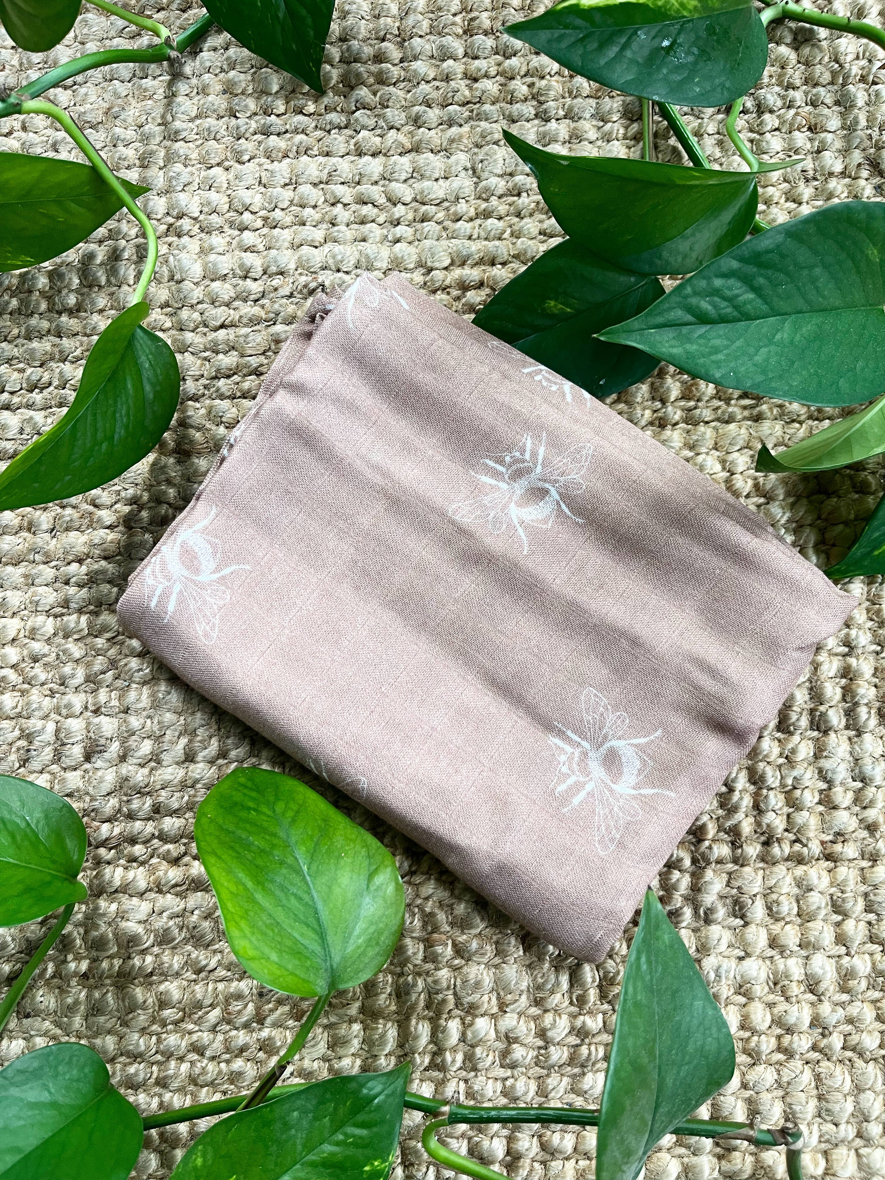 Kourtni Gunn Art – wholesale Lindning - Baby – Bivispningsfilt  |  Humla Musslin Babyfilt4