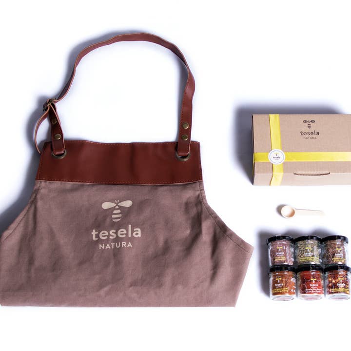 TESELA NATURA, S.L. - Venta al por mayor Cesta de comida de regalo - TESELA Kit sales y especias con delantal